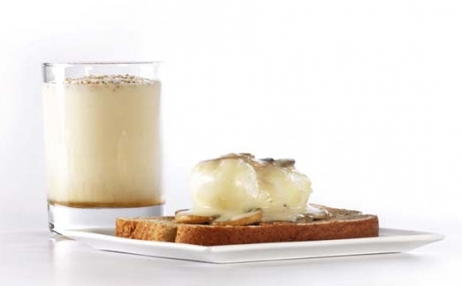 Tostadas con huevo poché y batido de guanábana